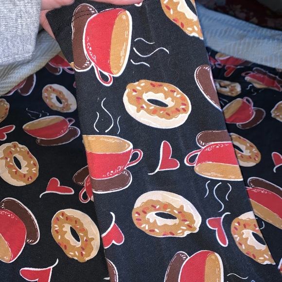C Est. 1946 Donuts and Coffee Leggings Size Small - Picture 3 of 5